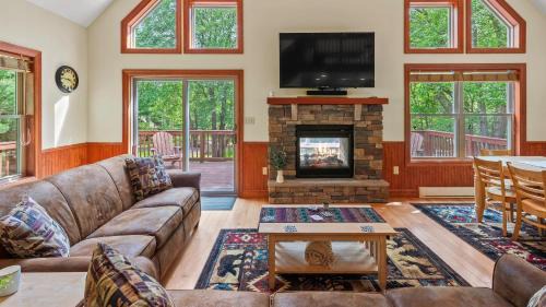 Lake Harmony Estates Casa | Bear Paw Lodge by AvantStay Hot Tub Deck Fire Pit
