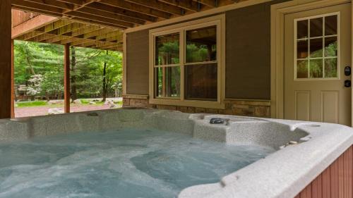 Lake Harmony Estates Casa | Bear Paw Lodge by AvantStay Hot Tub Deck Fire Pit