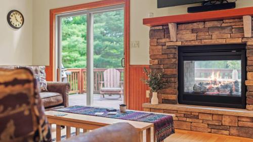 Lake Harmony Estates Casa | Bear Paw Lodge by AvantStay Hot Tub Deck Fire Pit