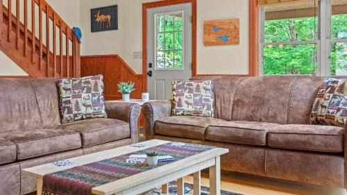 Lake Harmony Estates Casa | Bear Paw Lodge by AvantStay Hot Tub Deck Fire Pit