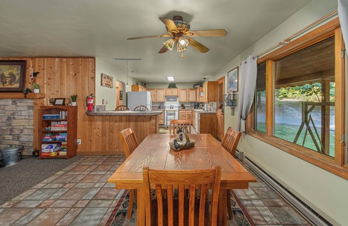 Leavenworth Cabina | Pata de oso: Bañera de hidromasaje, Wi-Fi, Sat. TV, perros, privado y cerca de la ciudad!