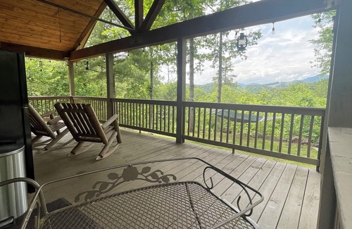 Unaka Casa | “Bear Paw Resort” View’s, Privacy, Covered decks, Outdoor spaces, Easy access