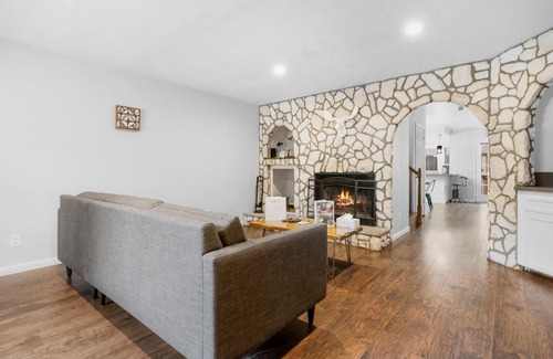 Summit Estates Casa | Bear Retreat - Modern location within walking distance to Snow Summit with a private hot tub!