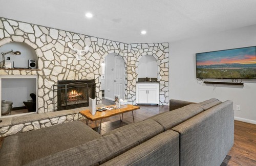 Summit Estates Casa | Bear Retreat - Modern location within walking distance to Snow Summit with a private hot tub!