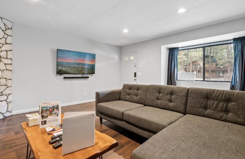 Summit Estates Casa | Bear Retreat - Modern location within walking distance to Snow Summit with a private hot tub!