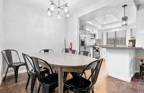 Summit Estates Casa | Bear Retreat - Modern location within walking distance to Snow Summit with a private hot tub!