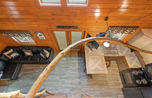 Campton Cabina | Bear Ridge Bungalow in RRG/Hot Tub/Pet Friendly/Hi Speed WiFi