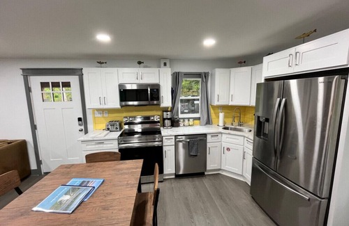 Hawley Casa | Bear Run Bungalow|Kayaks|Hot Tub|Fireplace|Central