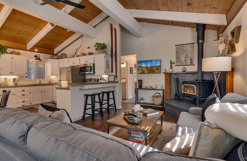 Tahoma Cabina | Bear's Den: 2 BR, 1 BA Cabin or Bungalow in Tahoma, Sleeps 4