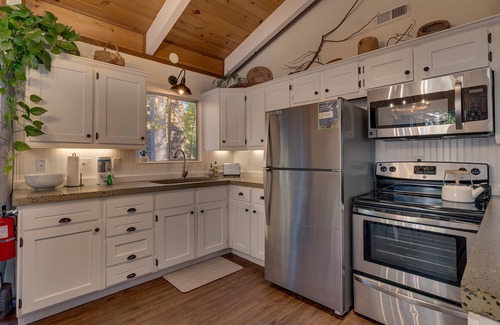 Tahoma Cabina | Bear's Den: 2 BR, 1 BA Cabin or Bungalow in Tahoma, Sleeps 4