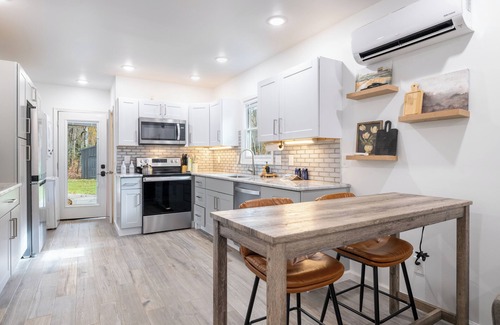 Brevard Cabina | Bear’s Place by AvantStay | Cozy Mountain Cabin in Brevard + Firepit