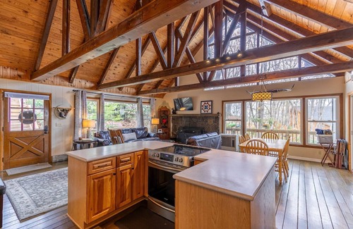Fleetwood Cabina | Bear Valley in Fleetwood Falls - Walk to the New River!