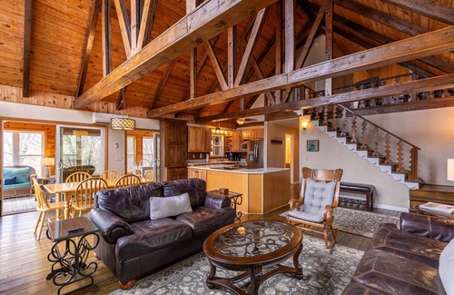 Fleetwood Cabina | Bear Valley in Fleetwood Falls - Walk to the New River!