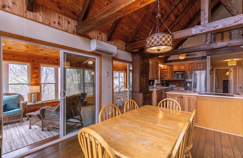 Fleetwood Cabina | Bear Valley in Fleetwood Falls - Walk to the New River!