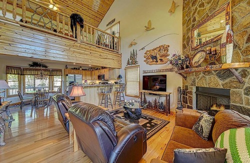 Hiawassee Cabina | Bear Valley Retreat | Cozy and Private Cabin near Lake Chatuge | Dog Friendly