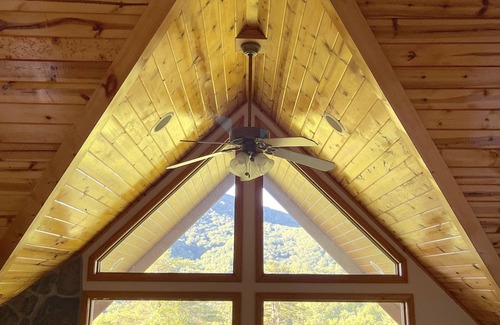 Hiawassee Cabina | Bear Valley Retreat | Cozy and Private Cabin near Lake Chatuge | Dog Friendly