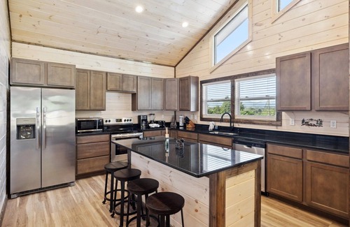 Sevierville Cabina | Bear View Estate 2 Bedroom Cabin by RedAwning