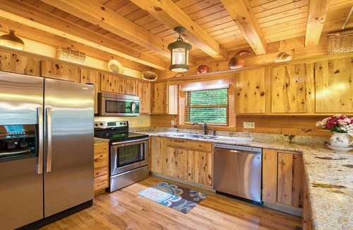 Waynesville Cabina | Bear Way to Heaven in Smoky Mountain Retreat Gated Community
