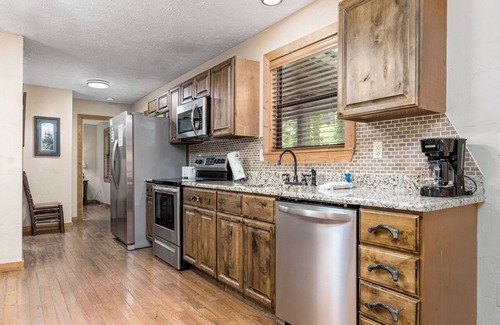 Gatlinburg Cabina | Bearadise: Beautiful Stream-Side Cabin Only Minutes from Gatlinburg Strip