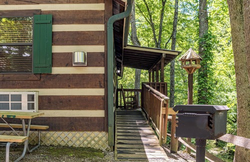 Gatlinburg Cabina | Bearadise: Beautiful Stream-Side Cabin Only Minutes from Gatlinburg Strip
