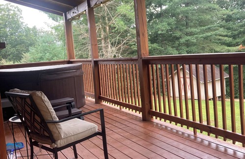 Campton Cabina | Cabin Nestled in Red River Gorge Hot Tub Free Wifi