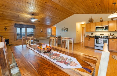 Hendersonville Cabina | Bearadise Log Cabin | 2 Bed, 2 Bath