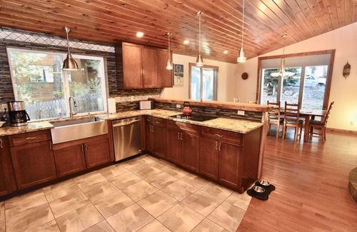 McCall Casa | Bearadise - Pet friendly - Walk to Downtown McCall - Hot Tub - WiFi - Sleeps 10