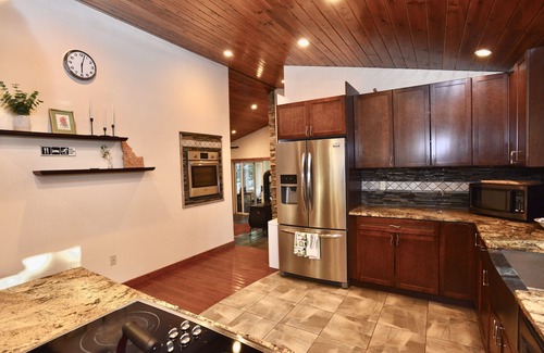 McCall Casa | Bearadise - Pet friendly - Walk to Downtown McCall - Hot Tub - WiFi - Sleeps 10