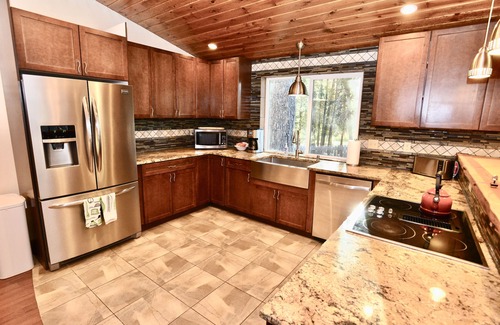 McCall Casa | Bearadise - Pet friendly - Walk to Downtown McCall - Hot Tub - WiFi - Sleeps 10