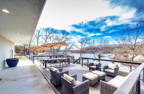 Gravois Mills Casa | Bearcat Bungalows - Two Homes One Rental - Sleeps 22