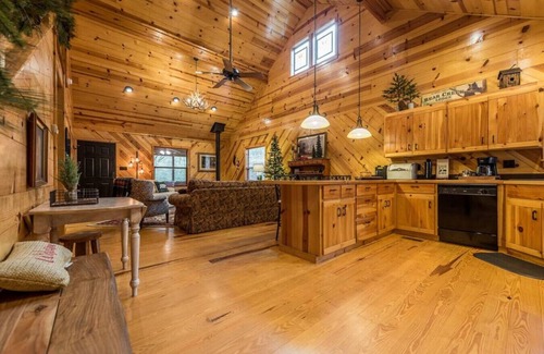 Winrock Casa | BearCreek Cabin, Nostalgic, Park-like setting