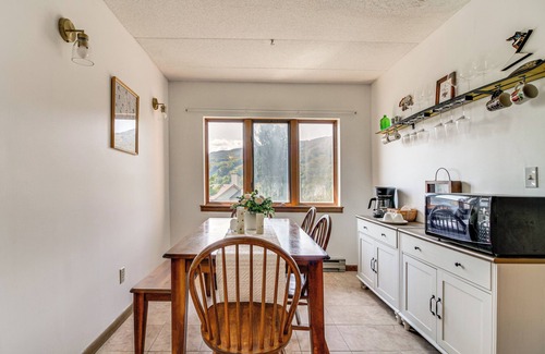 West Dover Condominio | 'Bearfoot Apres' Mtn-View Condo < 1 Mi to Mt Snow!