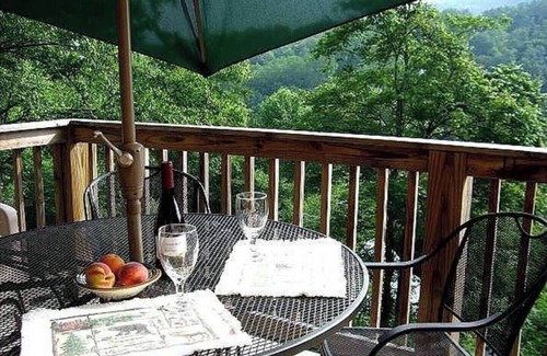 Boone Cabina | Bearfoot HideawayLog Cabin/HotTub/Mtn View/River
