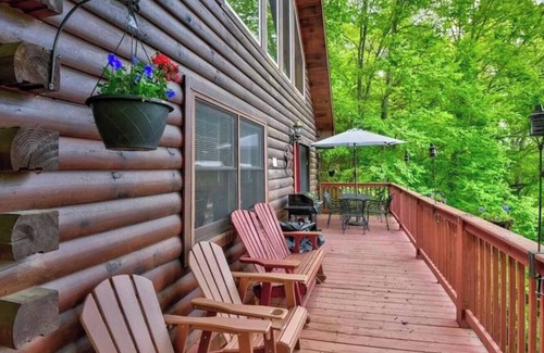 Boone Cabina | Bearfoot HideawayLog Cabin/HotTub/Mtn View/River