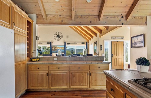 Lake Arrowhead Casa | Bearfoot Lodge near Hiking & Skiing!