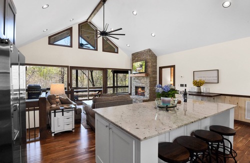 Ellijay Casa | Bearfoot on the River New spacious cabin w/Hot Tub, Movie Room and family resort