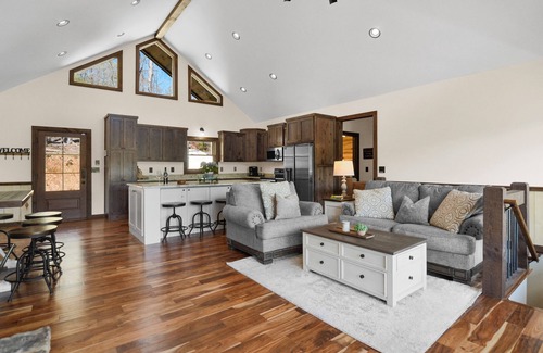 Ellijay Casa | Bearfoot on the River New spacious cabin w/Hot Tub, Movie Room and family resort