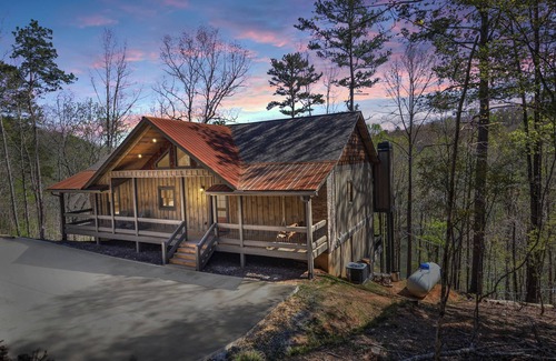 Ellijay Casa | Bearfoot on the River New spacious cabin w/Hot Tub, Movie Room and family resort