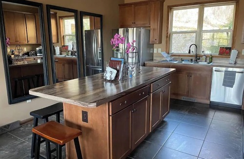 Boone Casa | BearHaven Lodge-Location, HOT TUB, Amazing Views!