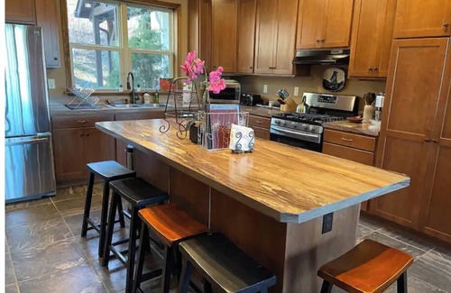 Boone Casa | BearHaven Lodge-Location, HOT TUB, Amazing Views!
