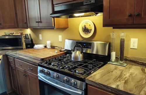 Boone Casa | BearHaven Lodge-Location, HOT TUB, Amazing Views!