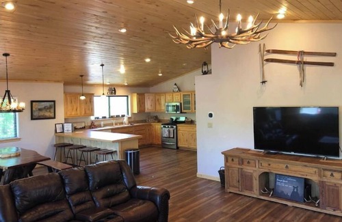 Ruidoso Cabina | BearLuckLodge! Amazing Cabin-Hot Tub, Views, Game Room/Arcade, Location, Peloton