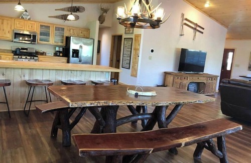 Ruidoso Cabina | BearLuckLodge! Amazing Cabin-Hot Tub, Views, Game Room/Arcade, Location, Peloton