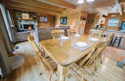 Chalet Village Cabina | Bearly Hidden Ridge 5 Bedroom Cabin by RedAwning