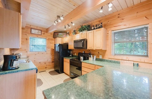 Chalet Village Cabina | Bearly Hidden Ridge 5 Bedroom Cabin by RedAwning
