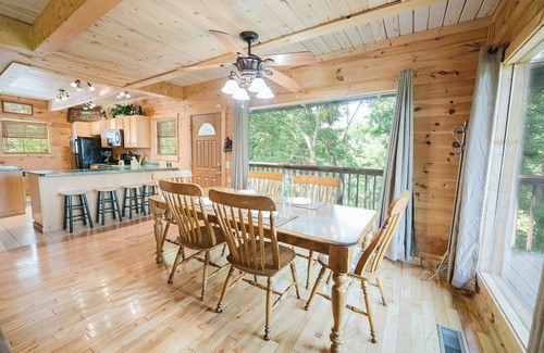 Chalet Village Cabina | Bearly Hidden Ridge 5 Bedroom Cabin by RedAwning