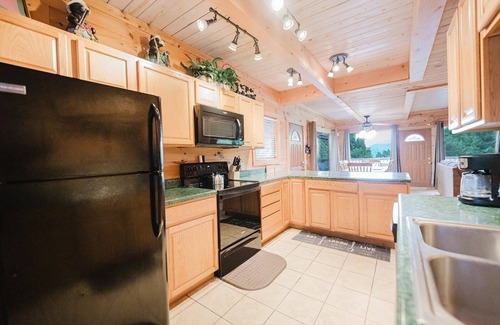 Chalet Village Cabina | Bearly Hidden Ridge 5 Bedroom Cabin by RedAwning
