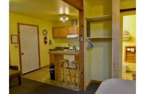 Kodiak Apartamento | BEARS, BIRDS, AND WHALES. Room 2 with a Car and more.