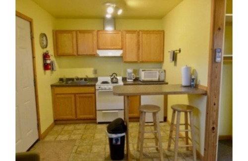 Kodiak Apartamento | BEARS, BIRDS, AND WHALES. Room 2 with a Car and more.