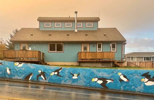 Kodiak Apartamento | BEARS, BIRDS, AND WHALES. Room 2 with a Car and more.